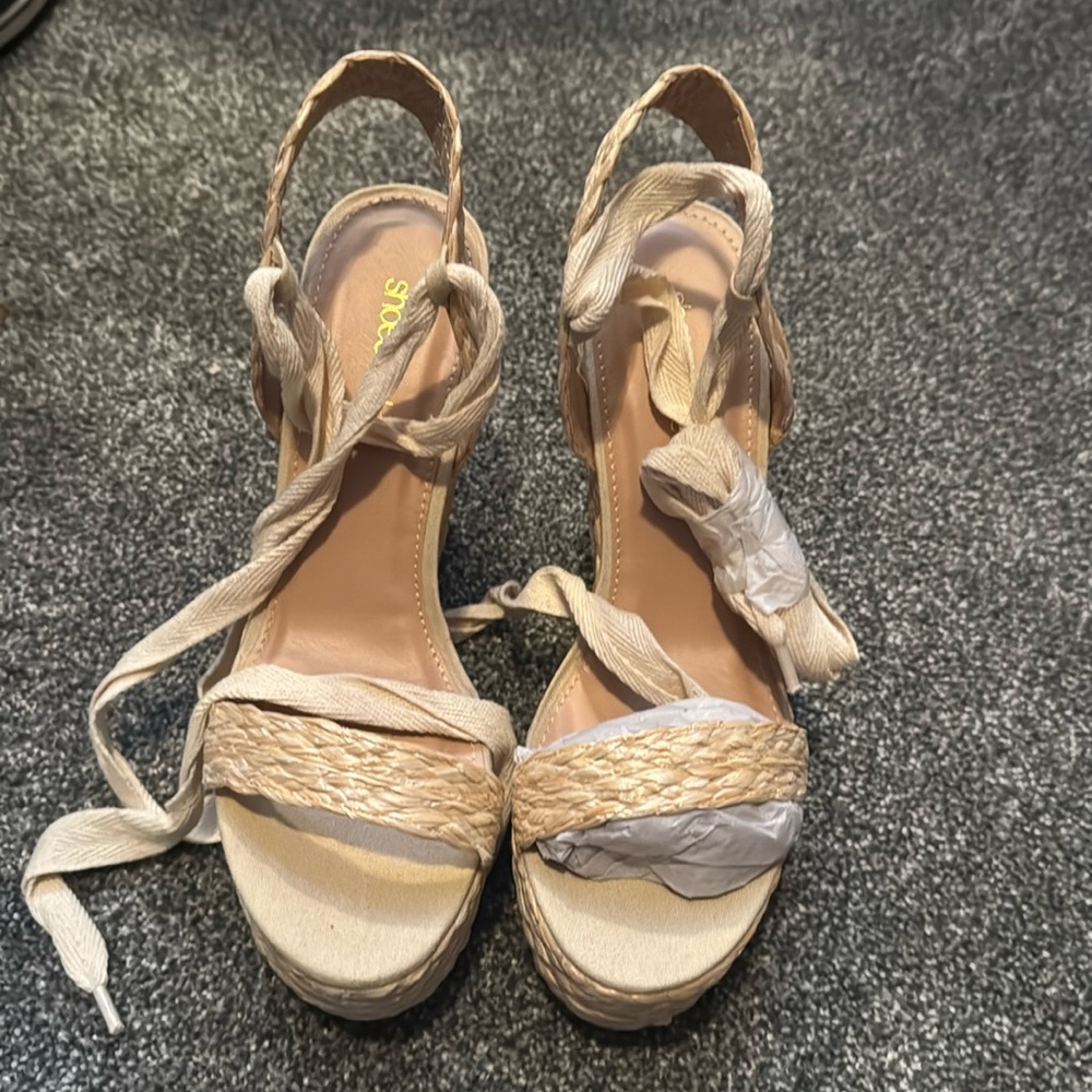 Shoedazzle size 8 wedges